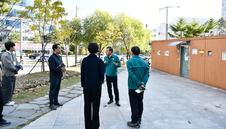 박사승 구청장(오른쪽에서 2번째)과 구청 관계자들의 다산공원 현장 방문 모습 <수원시 영통구 제공>