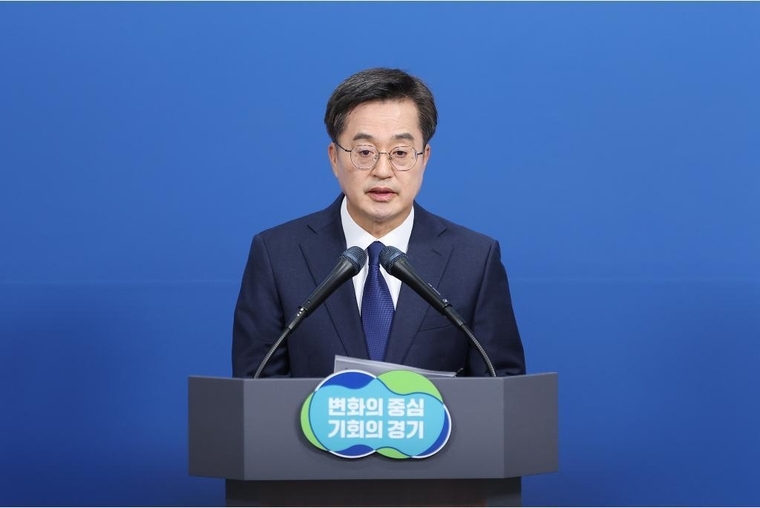 13일 오전 경기도청 브리핑룸에서 김동연 경기도지사가 정치현안 관련 입장문을 발표 하고 있다 <경기도 제공>
