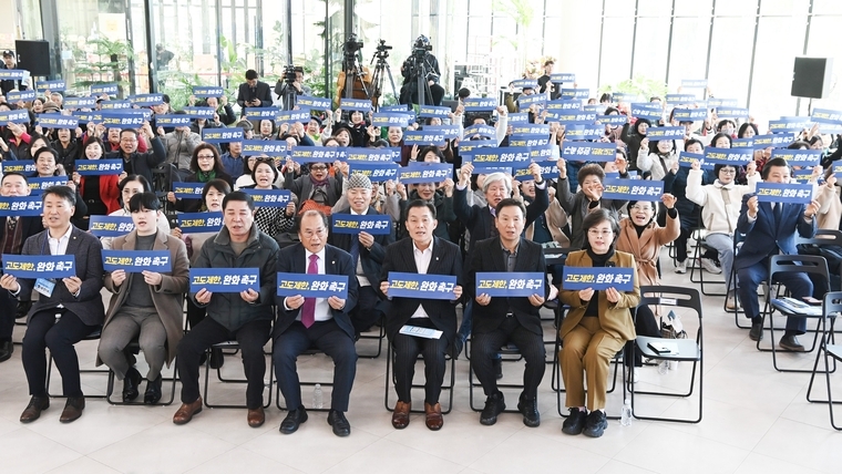 이재준 시장(앞줄 오른쪽 3번째)과 이찬용 위원장(앞줄 왼쪽 4번째)등 관계자들이 함께 하고 있다 <수원시 제공>