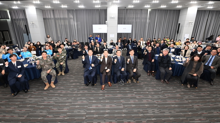 이재준 시장, 현근택 제2부시장, 이재식 수원시의회 의장 등이 보고회 참석자들과 함께하고 있다 <수원시 제공>