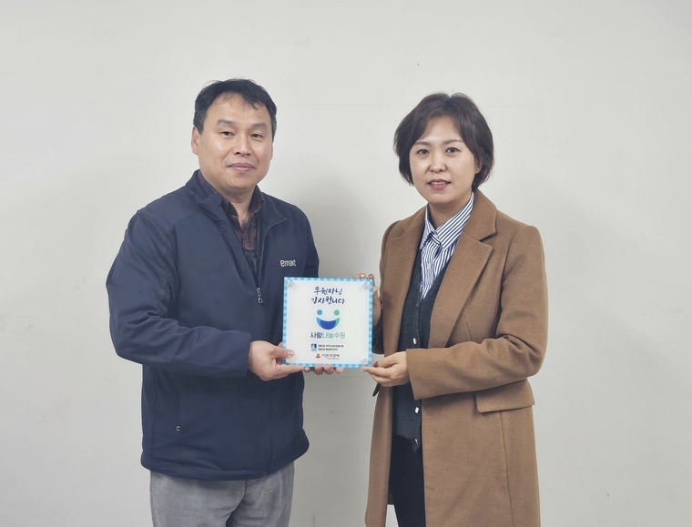 박명은 트레이더스 수원점장<왼쪽)과 마혜란 영통2동장(오른쪽)이 함께 하고 있다 <수원시 영통구 영통2동 제공>