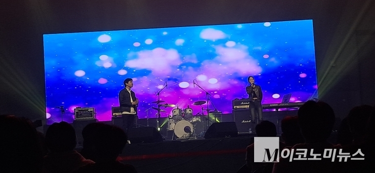 임단우가 듀엣으로 ‘All fou you’를 열창하고 있다 <안영찬 기자>