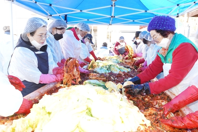 광주시 곤지암읍 새마을 남녀지도자협의회가 취약계층에게 전달할 ‘사랑의 김치 나눔’ 행사를 방세환 광주시장이 참여한 가운데 김장을 버무리고 있다 <광주시 제공>