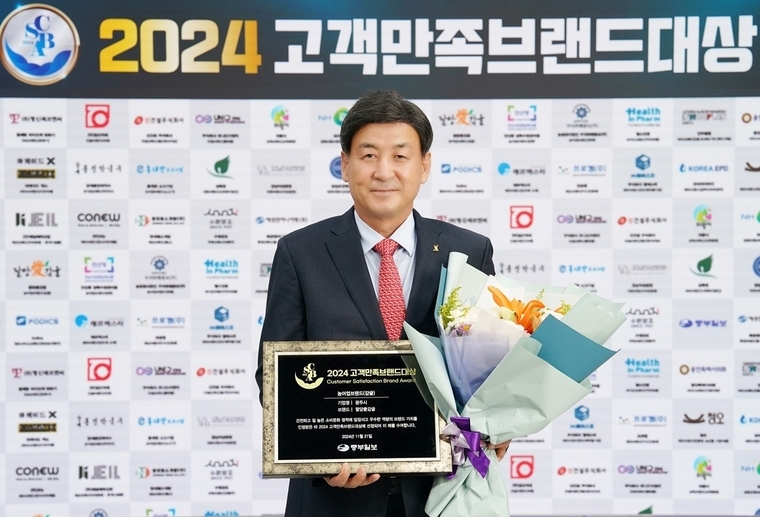 광주시 감귤 브랜드인 ‘팔당愛감귤’이 ‘2024 고객 만족 브랜드 대상’에서 농어업 부문 대상을 차지하고 방세환 광주시장이 기념촬영을 했다 <광주시 제공>