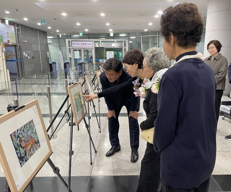 광주시 어르신의 자율적 건강동아리 ‘또바기’와 특별한 미술작품 전시회를 방문한 방세환광주시장이 미술작품에 대한 설명을 듣고있다 <광주시 제공>