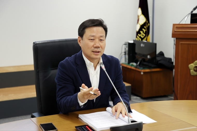 성남시의회 제298회 정례회 제2차 경제환경위원회 행정사무감사에서 더불어민주당 이준배 대표의원이 발언하고 있다 <성남시의회 더블어민주당협의회 제공>