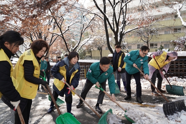 신상진 성남시장이 현장을 방문하여 직원들과 함께 쌓인 눈을 치우며 직원들을 격려했다 <성남시 제공>