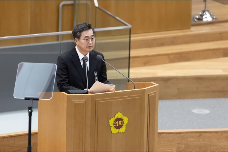 30일 오전 경기도의회 본회의장에서 열린 제381회 임시회 제1차 본회의에서 김동연 경기도지사가 발언하고 있다 <경기도 제공>