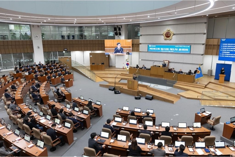 30일 오전 경기도의회 본회의장에서 열린 제381회 임시회 제1차 본회의에서 김동연 경기도지사가 발언하고 있다 <경기도 제공>
