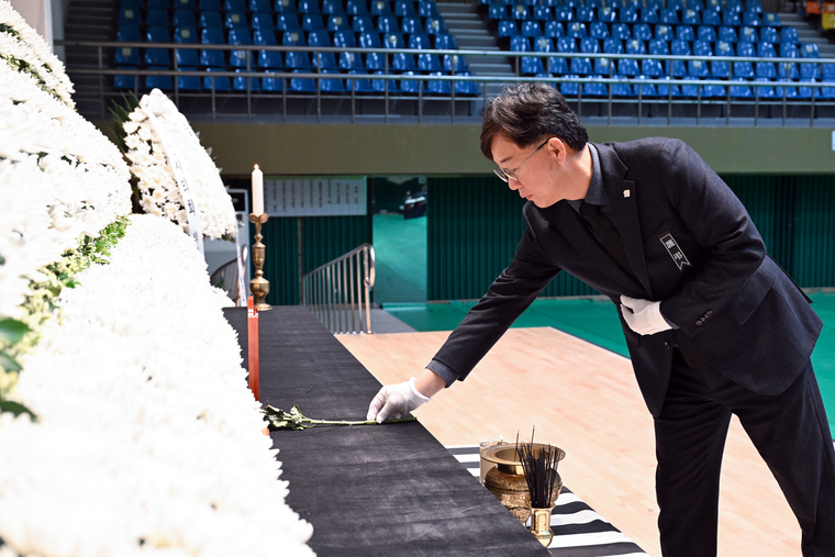안산올림픽기념관 체육관에 설치된 합동분향소에서 헌화하고 있는 이민근 시장 <안산시 제공>