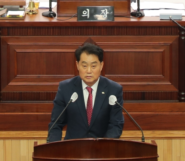 군포시의회 정례회에서 2025년도 예산안과 시정 운영 방향을 발표하는 하은호 군포시장 <군포시 제공>