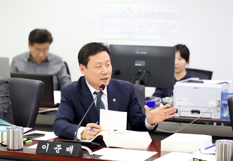 경제환경위원회 이준배 민주당 대표의원이 행감에서 발언을 하고 있다 <성남시의회 더블어민주당협의회 제공>