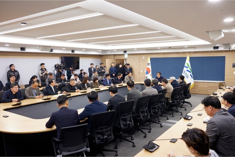 4일 자정 경기도청 서희홀에서 김동연 경기도지사가 윤석열 대통령의 비상계엄 선포에 대한 긴급 실,국장 간부회의를 하고 있다 <경기도 제공>