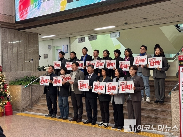 수원특례시의회 더불어민주당 김동은 대표(앞줄 왼쪽에서 3번째)등 16명 의원들이 국민의힘 소속 의원들에게 탄핵동참을 호소하고 있다 <안영찬 기자>