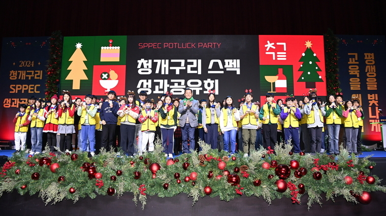 이재준 시장(가운데)이 청소년들과 함께하고 있다 <수원시 제공>
