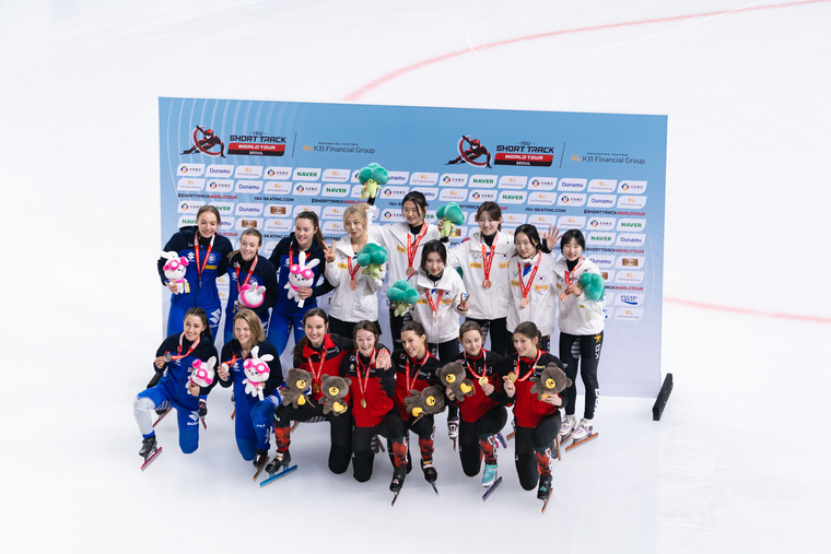 ISU 쇼트트랙 월드투어 4차 대회에서 성남시청 빙상팀은 총 금 2, 동 2를 획득하는 쾌거를 거두고 단체 기념촬영을 했다 <성남시 제공>