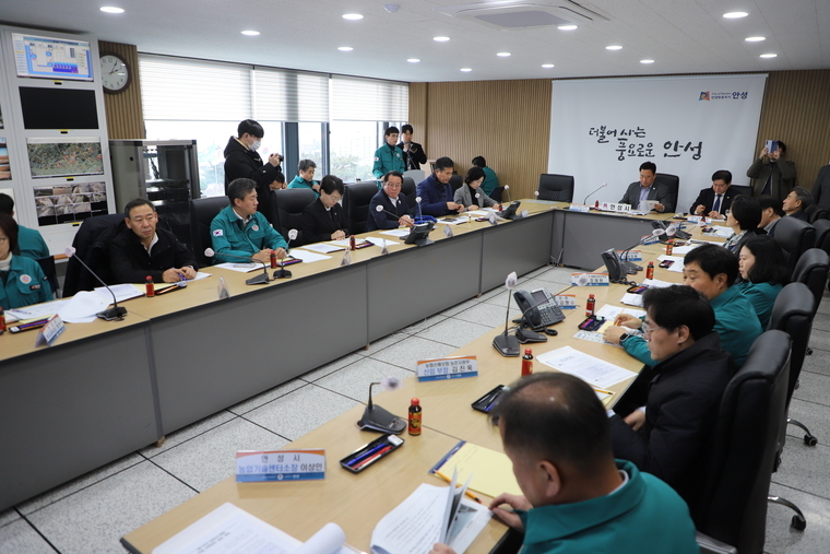 국회 농림축산식품해양수산위원회 위원장 어기구 국회의원이 경기 안성지역을 방문해 농가 피해상황을 점검하고 지원방안을 논의했다 <어기구의원실 제공>