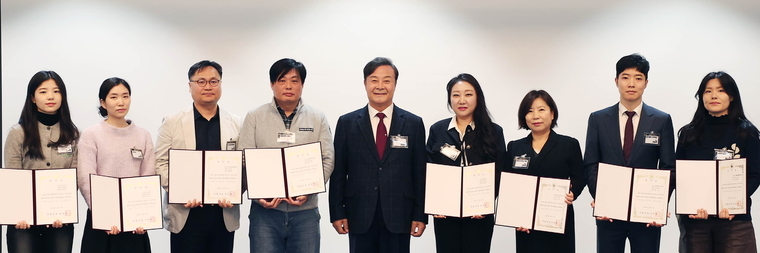 우수기업 표창 수여식후 가운데 김성제의왕시장과 기념촬영을 했다 <의왕시 제공>