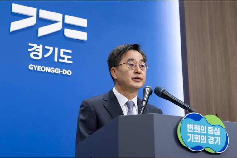 19일 오전 김동연 경기도지사가 경기도청 브리핑룸에서 경제재건 제안을 위한 긴급브리핑을 하고있다 <경기도 제공>