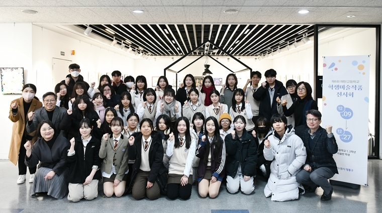 매탄고 학교 관계자및 학생들이 함께 하고 있다 <매탄고등학교 제공>