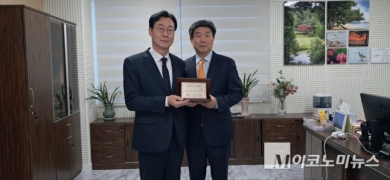 정명근 화성시장(왼쪽)과 최선욱 M이코노미뉴스 경인본사 대표