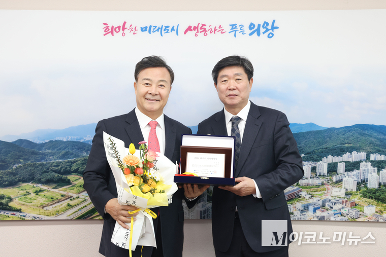 김성제 의왕시장(왼쪽)과 최선욱 M이코노미뉴스 경인본사 대표