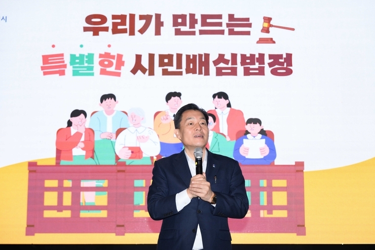 이재준 수원시장이 인사말을 하고 있다 <수원시 제공>