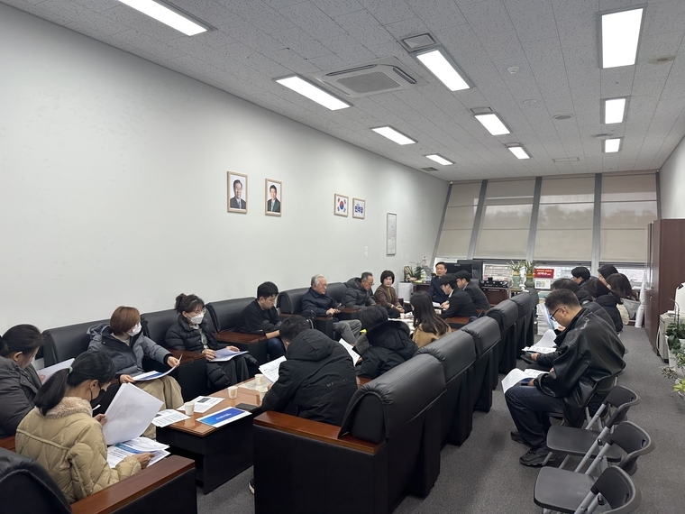 야탑동 주민들과 간담회를 개최하는 성남시의회 더불어민주당 이준배 대표의원과 정연화 의원 <성남시의회 더불어민주당 제공>