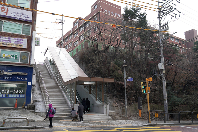 성남동초등학교 인근 경사길 계단에 에스컬레이터 설치된 모습 <성남시 제공>