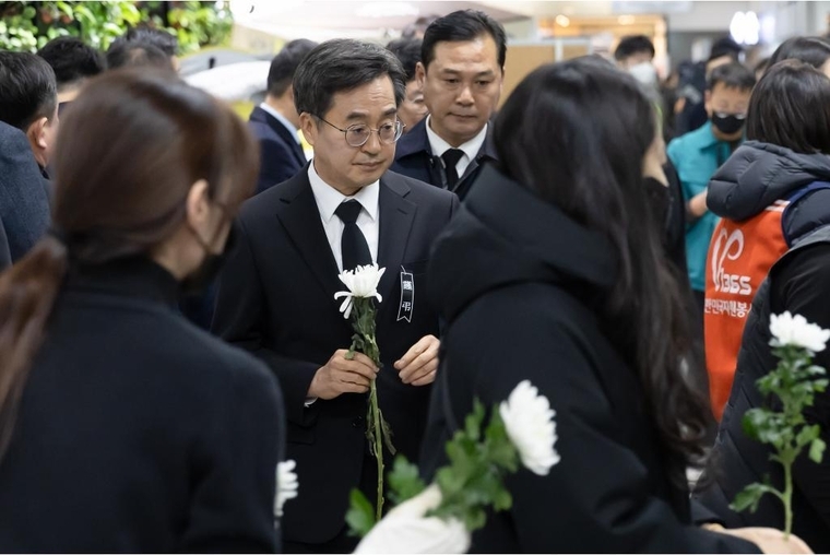 1일 오후 김동연 경기도지사가 무안공항에 설치된 합동분향소를 찾아 조문하고 있다 <경기도 제공>