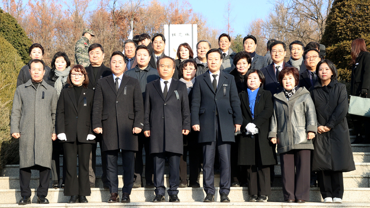 성남시의회 의원들 현충탑 참배 후 <성남시의회 제공>