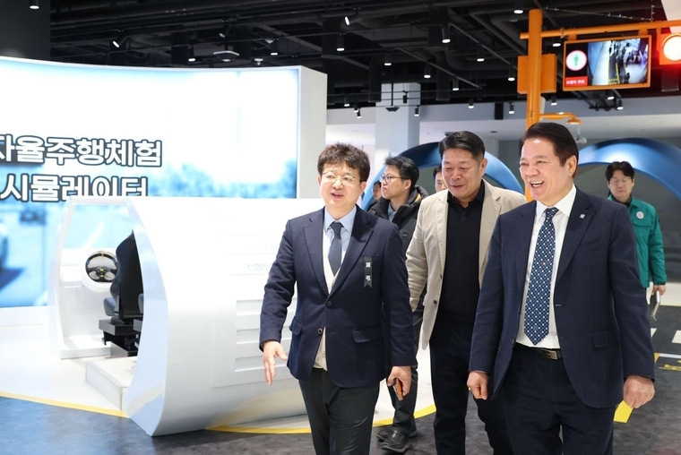 김용균 행정안전부 안전예방정책실장이 안양시 스마트도시통합센터를 방문해 스마트도시 기술 및 안전 예방 시스템 점검을 최대호 안양시장과 현장을 방문했다 <안양시 제공>