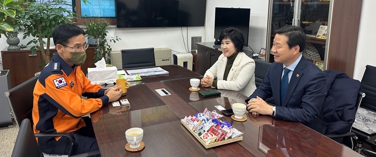 성남시의회 이준배 의원과 정연화 의원(사진 우측)이 분당소방서를 방문해 유재홍 분당소방서장(사진 좌측)과 화재 진압 과정 및 소방 대응에 대해 구체적으로 논의하고, 향후 재발 방지 방안을 모색하며 의견을 교환했다 <성남시의회 제공>