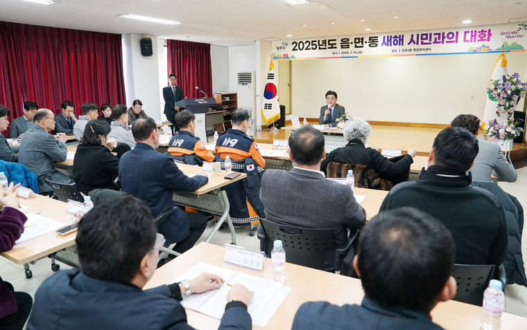 방세환 광주시장이 을사년 새해를 맞아 ‘시민과의 대화’를 개최하고 첫 방문지인 오포1동에서 주민들과 대화를 하고 있다 <광주시 제공>