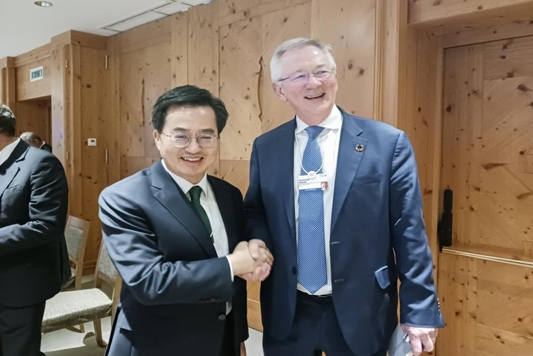2024년 다보스에서 앤듀르 스티어 (Andrew Steer)지구기금 ceo와 면담을 한 김동연 경기도지사 <경기도 제공>
