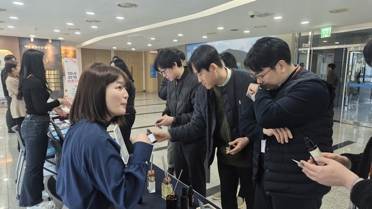 광주시가 시청 수어장대홀 로비에서 ‘광주시 청년지원센터 창업누림 입주기업 홍보전’을 개최했다 <광주시 제공>
