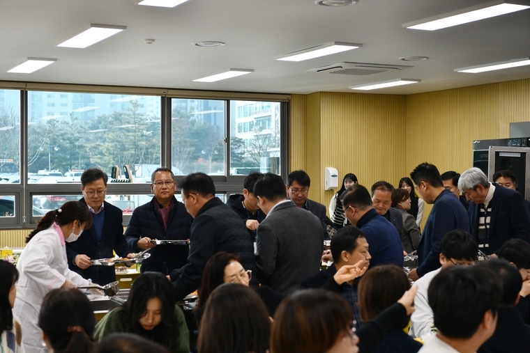영통정담에서 박사승 구청장(뒤줄 왼쪽)이 직원들과 식사를 하고 있다 <수원시 영통구 제공>
