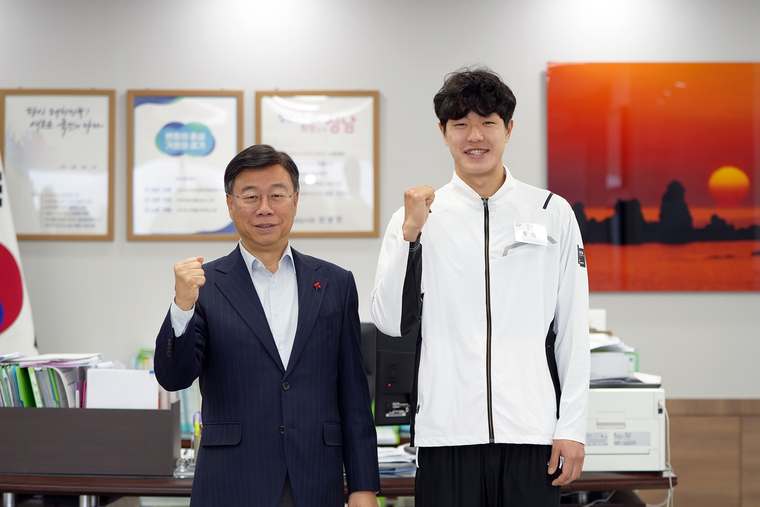 성남시청 필드하키선수단에 입단한 황건열 선수(오른쪽)와 신상진 성남시장 <성남시 제공>