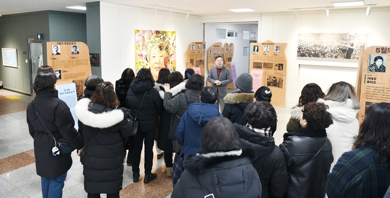 박사승 구청장이 도슨트로 참여하여 전시 내용을 설명하고 있다 <영통구 영통2동 제공>