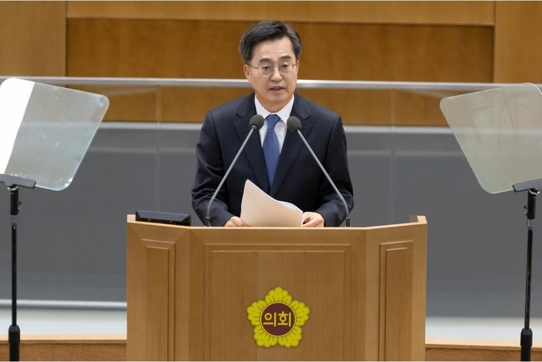 12일 오전 경기도의회 본회의장에서 열린 제382회 임시회 제2차 본회의에서 김동연 경기도지사가 도정연설을 하고 있다 <경기도 제공>