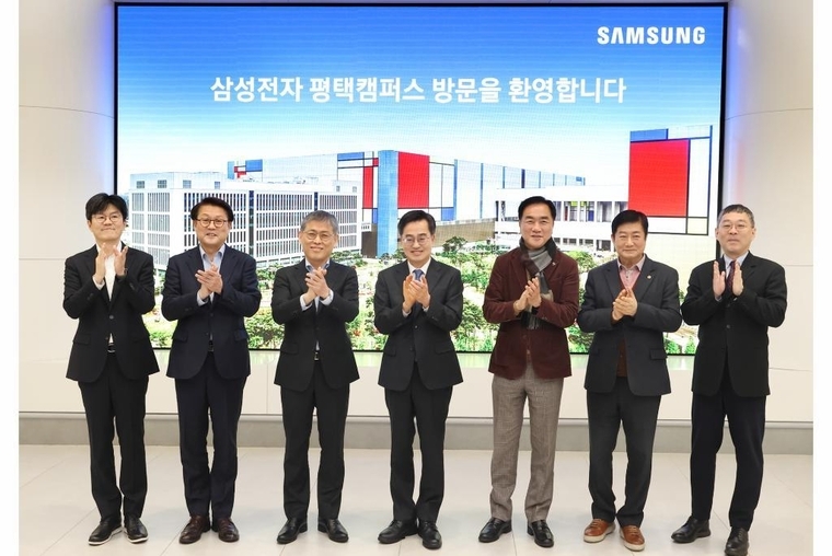 12일 오후 삼성전자 평택 캠퍼스에서 김동연 경기도지사,김용관 삼성전자 사장, 정장선 평택시장 등이 기념촬영을 하고 있다 <경기도 제공>