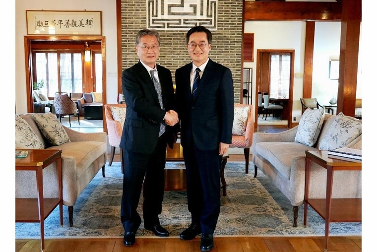 김동연 경기도지사가 주한미국대사관에서 조셉 윤 (Joseph Yun) 주한미국대사 대리와 기념촬영을 하고 있다 <경기도 제공>