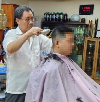 안양승이용원에서 군 장병이 이발을 하고 있는 모습 <수원시 제공>