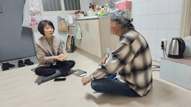 허순옥 베테랑팀장이 조씨와 이야기를 나누고 있다 <수원시 제공>