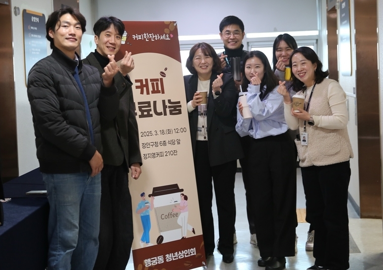 윤민식 상인회장(왼쪽)과 정지영 대표(2번째)가 장안구 공직자들과 함께 하고 있다 <수원시 행궁동 청년상인회 제공>