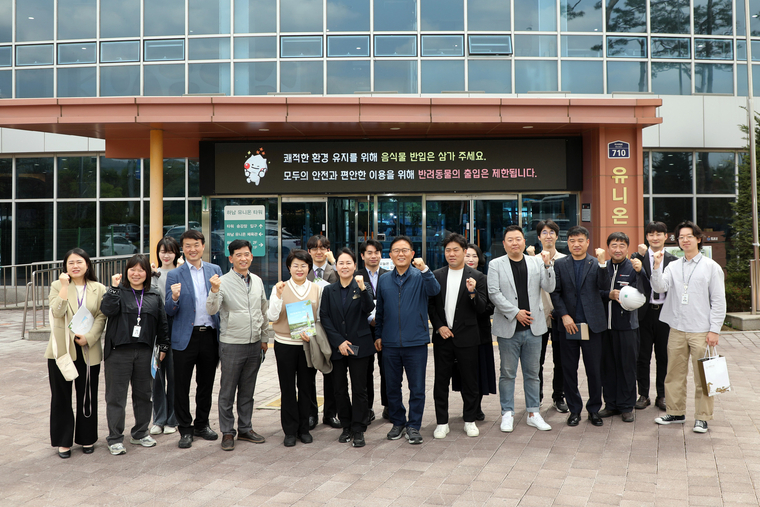 수원특례시의회 의원들과 관계자들이 함께 하고 있다 <수원특례시의회 제공>