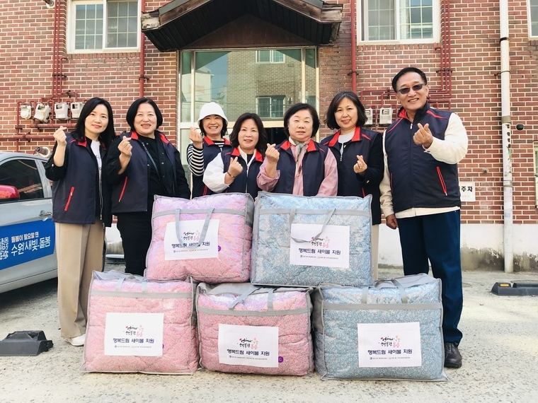 한수옥 위원장(오른쪽 3번째)과 위원들이 함께 하고 있다 <수원시 영통구 망포1동 지역사회보장협의체 제공>