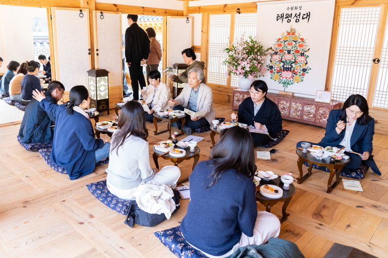혜경궁 궁중다과 체험 시범 운영 모습 <수원시 제공>