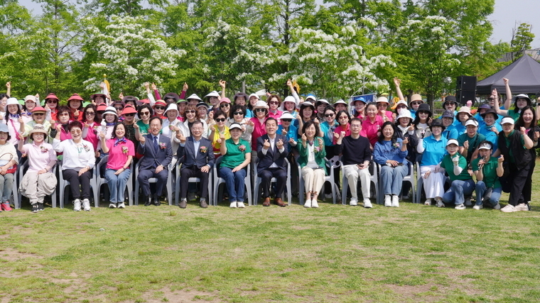 이재준 시장(가운데)과 김수민 총회장(왼쪽 6번째)이 수원시여성리더회 회원들이 함께하고 있다 <수원시 제공>