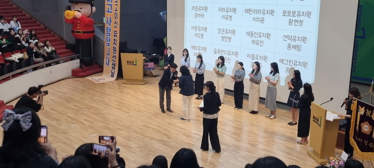 현근택 제2부시장이 상장을 전달하고 있다 <수원시 제공>
